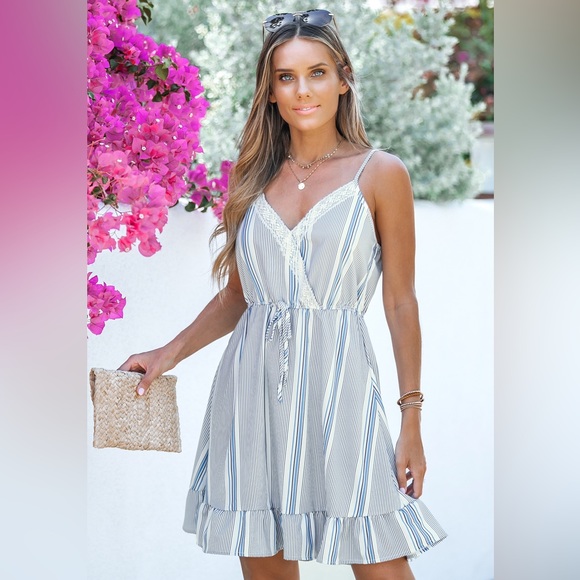 🆕 NWT Blue & White Striped CUPSHE Dress - Super Cute! Size S ☀️ - Picture 1 of 3